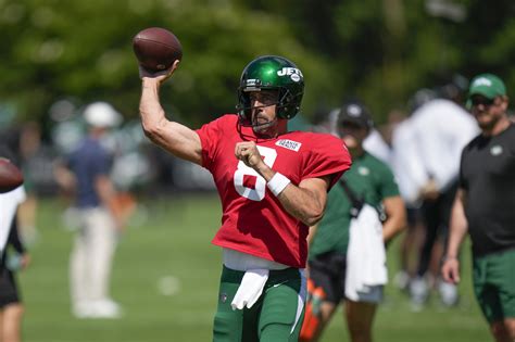 Jets’ Aaron Rodgers defends Nathaniel Hackett and fires back at the Broncos’ Sean Payton